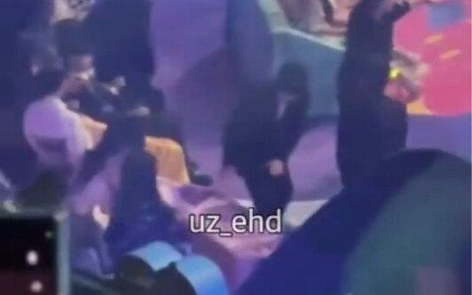 Kim Jaehwan signaled New Jeans not to bow.