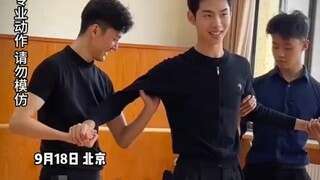 北京舞蹈学院男生跳舞不慎摔倒：下巴歪了，门牙断了，下颌紊乱了…网友：练舞有风险，转圈需谨慎