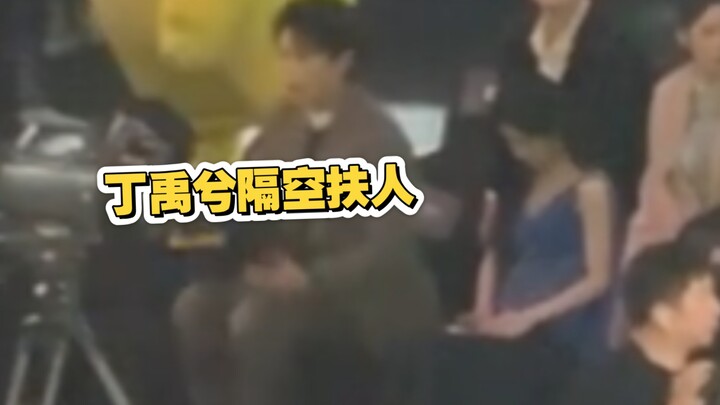 بعد سقوط الأخت منغ في حفل توزيع جوائز نجوم الضوء، تسبّب ذلك في سلسلة من المواقف المضحكة.