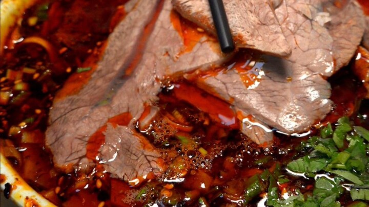 Bangun pagi-pagi cuma demi semangkuk sup kepala mi sapi Lanzhou ini! Kuahnya harum dan kaya rasa, di