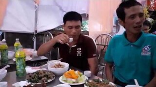 Cỗ cưới.gà ngon tôm đẹp. Bốn người ngồi một mâm.