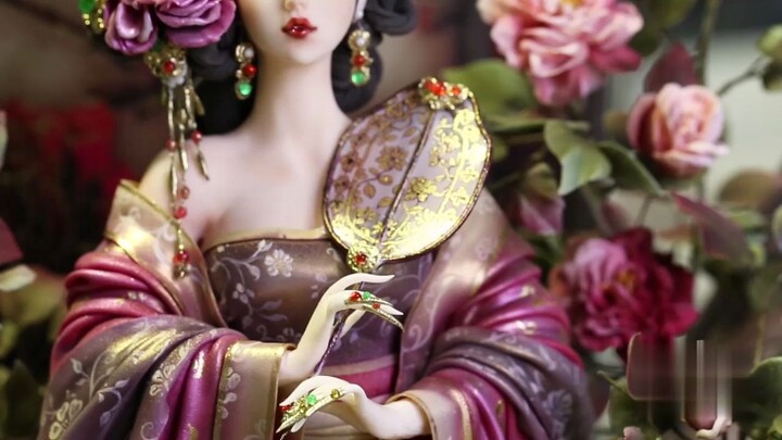 Các hình vẽ, hoa, mỗi bông hoa hạt cườm được làm từ kẹo đun sôi ở nhiệt độ 169 độ C. Tay tôi bị bỏng