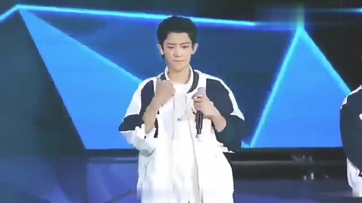 EXO gây hoảng loạn vì một con bọ, Kai và Baekhyun phản ứng dữ dội nhất, còn Chanyeol thì bình tĩnh v