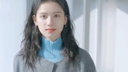 Zhou Ye has a stoic face that makes it hard for people to fall in love with her, while Zhang Jingyi 