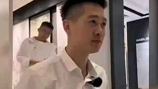 فوضى كبيرة ومسلية في كواليس المسرح