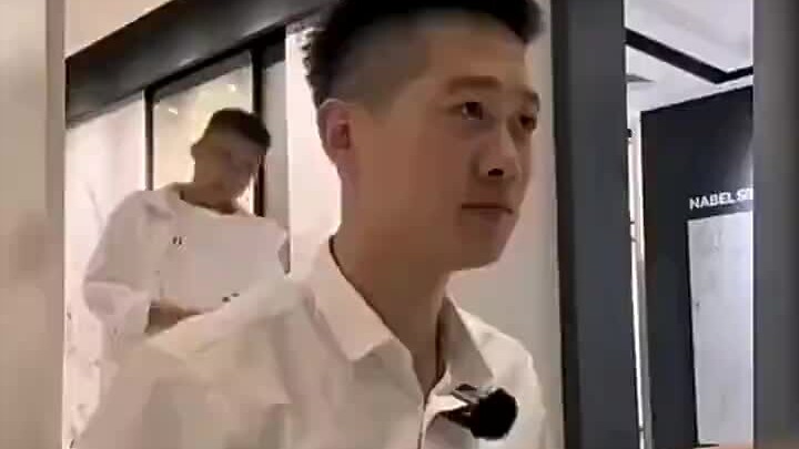 فوضى كبيرة ومسلية في كواليس المسرح