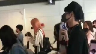 笑死了一群人无视其他人全在等哥哥哈哈【肖战机场】