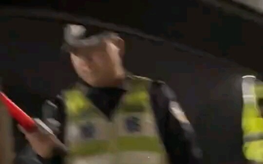 Xe phía sau: Mẹ ơi, quan hệ cứng đến vậy à, bật đèn cũng cho đi luôn.