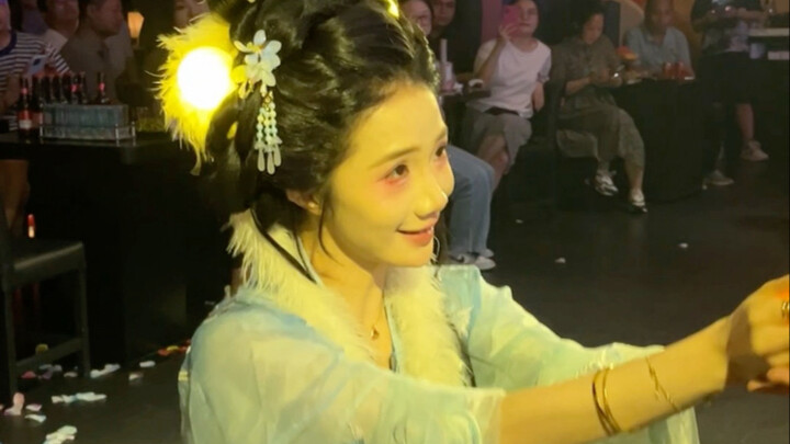 Siapa yang bisa nggak suka sama gaya imut dan ceria ini?