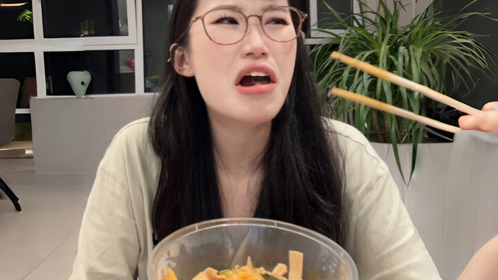 Ăn nhà họ Tào chỉ toàn cay cho bé thôi!
