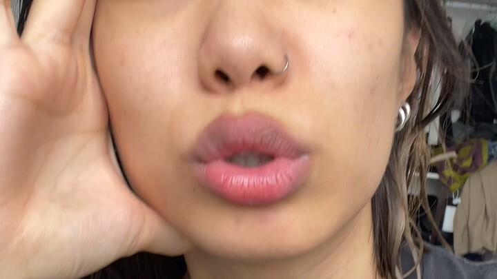 Begini dong, teman-teman! Jangan ikut-ikutan orang-orang di internet. Maksudnya, tampil natural aja 