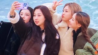 لقطات من كواليس تصوير البرنامج التلفزيوني الخاص بمجموعة aespa على الشاطئ! أول برنامج خاص بالمجموعة م