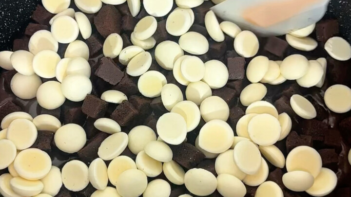 ใครจะเข้าใจบ้าง! ขนมเกล็ดหิมะช็อกโกแลตดำที่จับคู่แบบนี้อร่อยขนาดนี้เลยเหรอ! รสช็อกโกแลตเข้มข้นสุดๆ แ