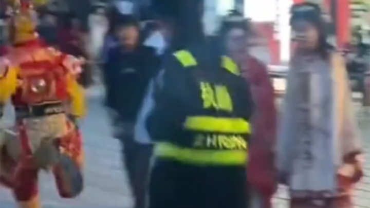 ลุงจับสัตว์ป่าคุ้มครองในแหล่งท่องเที่ยวแห่งหนึ่ง