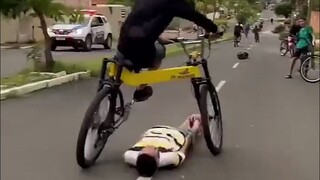 أحدهما يجرؤ على الركوب والآخر يجرؤ على الاستلقاء