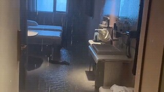 Một người phụ nữ treo quần áo lên vòi phun nước chữa cháy của khách sạn, khiến nước tràn ra khắp sàn