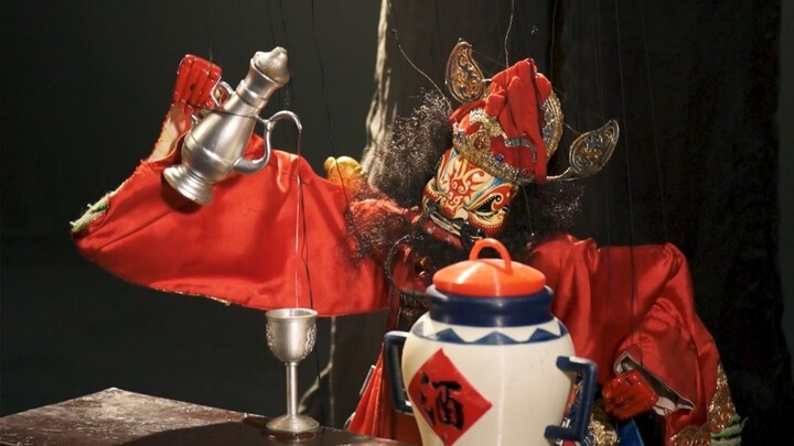 Boneka bertali jadi hidup? Tuang anggur, cabut pedang, ganti kostum dalam satu gerakan!