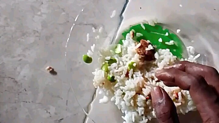 Sore makan eh gigiku copot