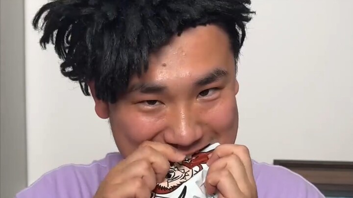 Hawkeye mở hộp Labu và tặng nó cho người hâm mộ như một món quà.