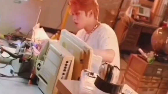 Karena saudaraku lapar, aku menulis lagu untuknya.