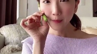 这位日本小姐姐的耳朵，卷起来能夹住伞柄、芦笋、自拍杆...