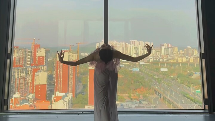 Aku melihat dunia hanya sebagai tempat yang romantis, aku hanya menonton dari pinggir untukmu