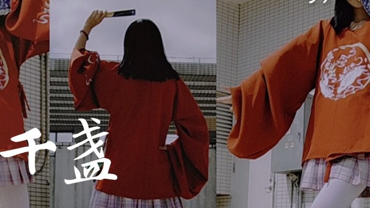 The energetic girl dances on the rooftop! Click to see the one-minute electronic dance scene (´∀｀)