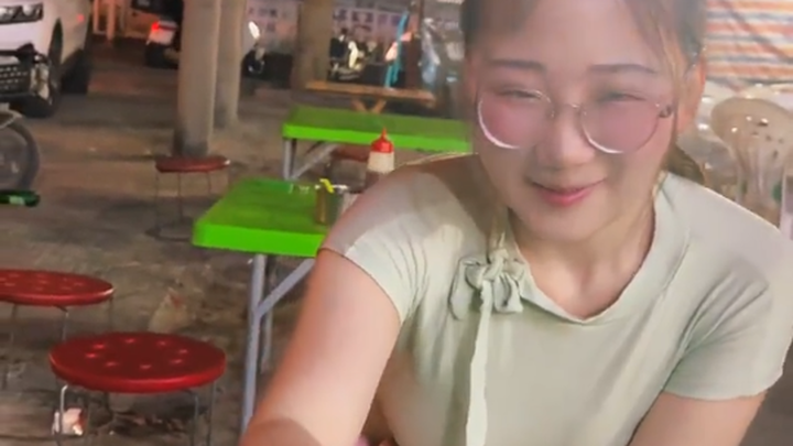 Matanya bahkan tampak berkilau.