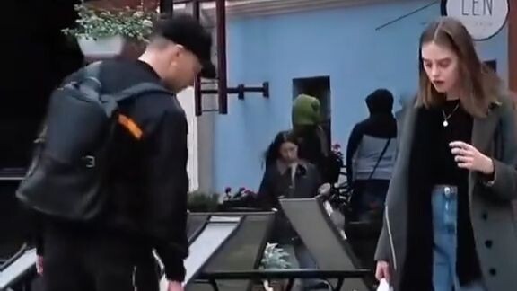 Berpura-pura memiliki kekuatan super, melihat reaksi orang-orang di jalan