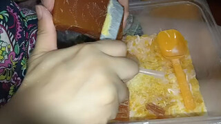 คุณแม่ติดการขูดสบู่แล้วฉันก็ถ่ายวิดีโอให้เธอ