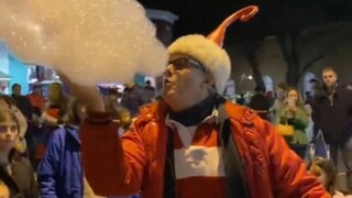 这世界总有人在贩卖童话.