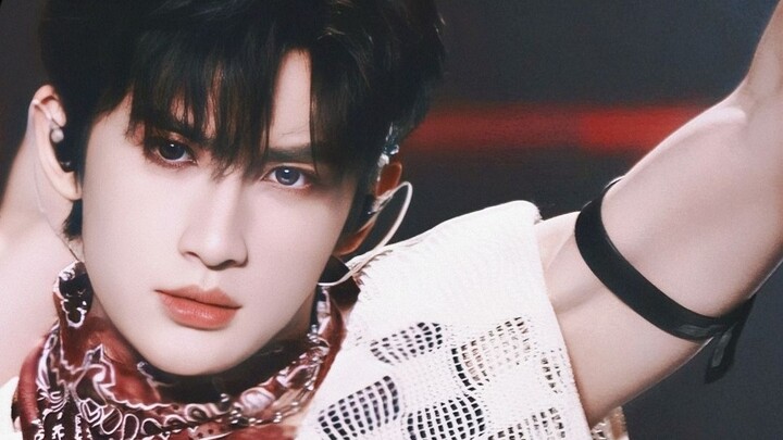 This is the first husband of the third generation group. I am dizzy with his muscle lines and speech