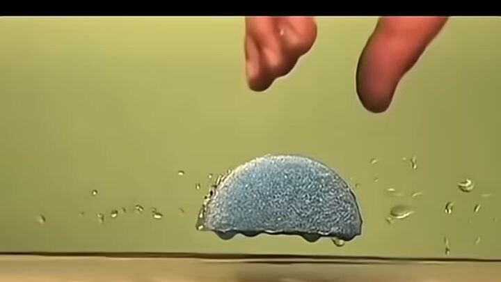 水流遇到障碍物会发生什么？🌊 | ¿Qué pasa al poner un obstáculo en una corriente?