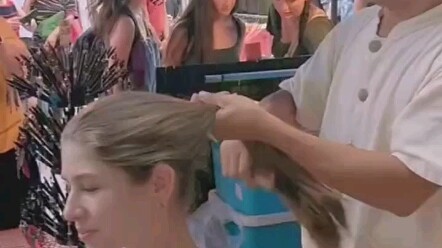 Why do so few girls today wear those gentle and elegant hairpins?