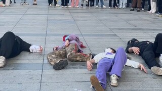 لأنه EXO، يمكنك الاستلقاء والرقص على رقصتهم حتى لو كانت الأرضية متسخة
