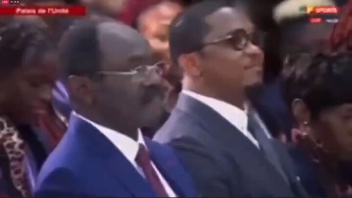 Paul biya debout comme le poutoulou