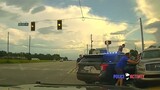 Wanita Dengan Anak di Dalam Mobil Menabrak Beberapa Orang & Mobil Polisi Saat Mencoba Menghindari