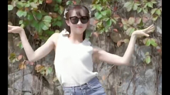 Intoxicated by Li Mengmeng's dance steps Li Zixuan's liquor song and walking dance