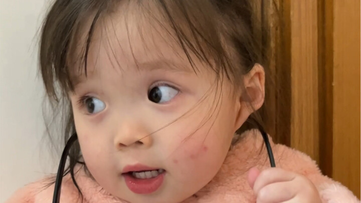 Rốt cuộc nên cắt tóc mái bằng hay để dài rồi búi lên đây?