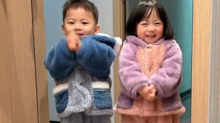 หนูน้อยน่ารักมาอวยพรปีใหม่ให้ทุกคนล่วงหน้า ชาวเน็ตบอก: พี่ชายหลังอวยพรก็ได้แต่ปรบมือ ขณะที่น้องสาวกล