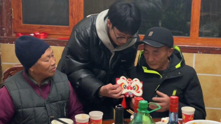 عندما أرسل مظاريف حمراء لجدي وجدتي