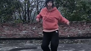 Aku menari mengikuti alunan musik VIBE, tetapi beberapa bagiannya terasa canggung. Saya pikir saya h