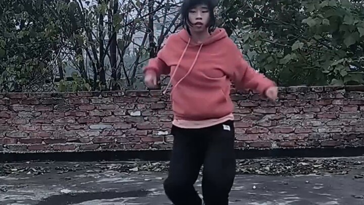 Aku menari mengikuti alunan musik VIBE, tetapi beberapa bagiannya terasa canggung. Saya pikir saya h