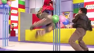 Itu tidak mungkin. Keluargaku pemilik bank itu.