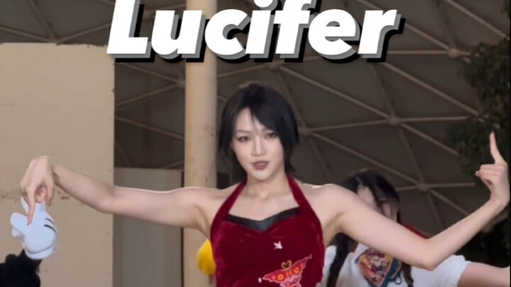 Saya melihat Ada Wong melompat ke Lucifer.