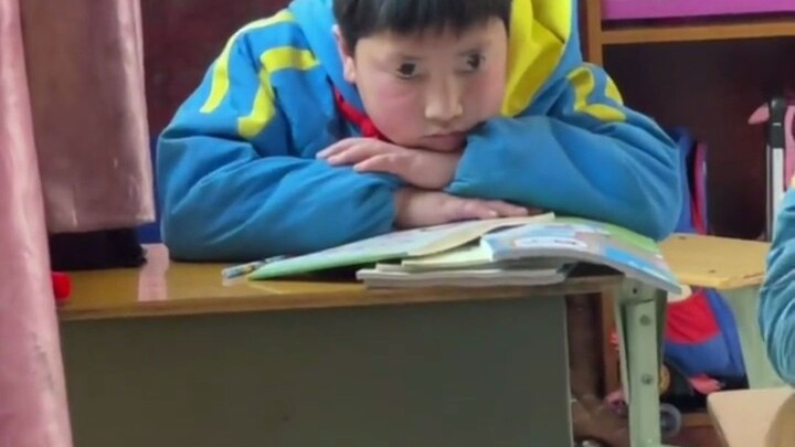 Teacher: “I was wondering why his eyes suddenly got so big.” Netizen: “There’s a reason he’s sitting