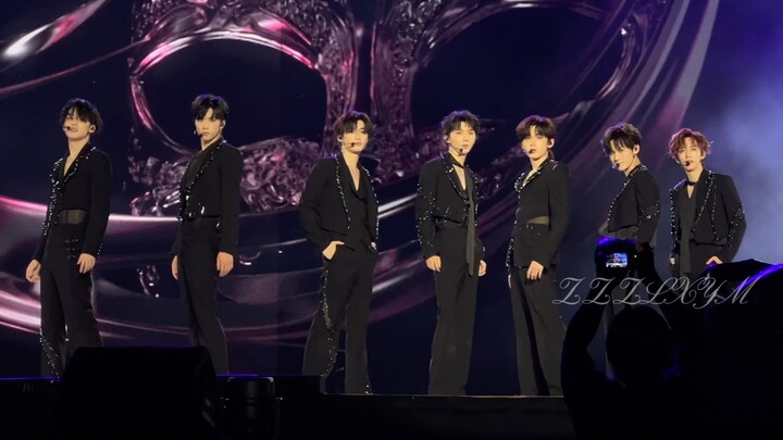 Xem múa khiêu gợi ở hàng ghế đầu khu vực nội trường B1