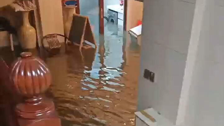 Vũ Hán bất ngờ hứng mưa lớn, người dân ghi lại cảnh tượng vô cùng choáng ngợp