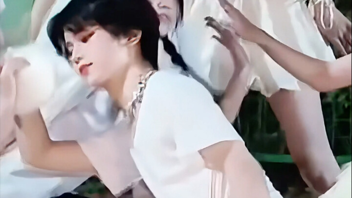 Apakah sudah terlambat bagiku untuk menjadi cahaya bulan putihmu sekarang, karena aku sudah berusia 