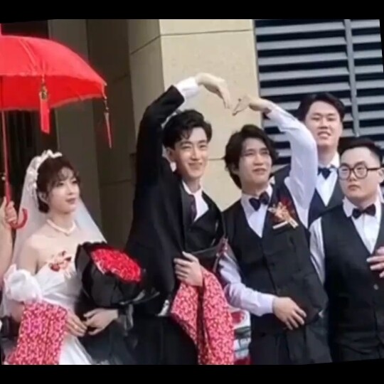 This groom is so funny! The bride says: “You two just go ahead!”